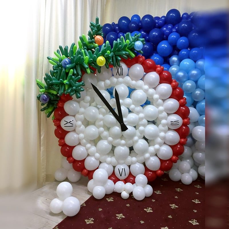 Новогодние часы из воздушных шаров.