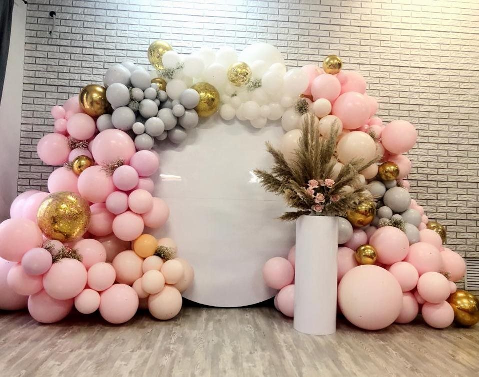 Фотозона с воздушными шарами на свадьбу.