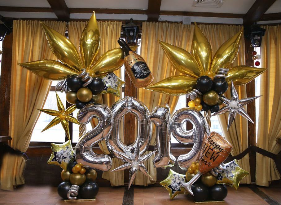 Новогодняя инсталляция из воздушных шаров с цифрами из фольги.