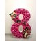 Цифра 8 аэромазаика из шаров с декоративными цветами.