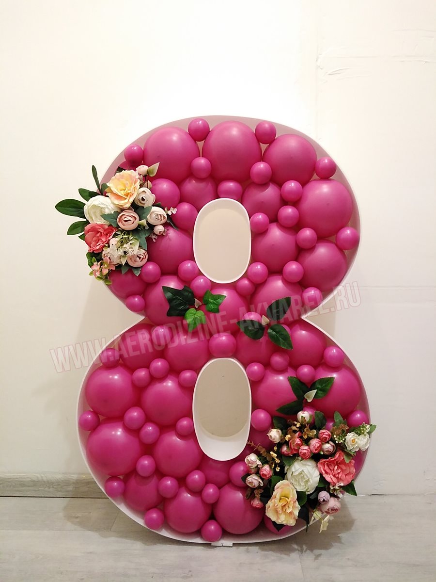 Цифра 8 аэромазаика из шаров с декоративными цветами.