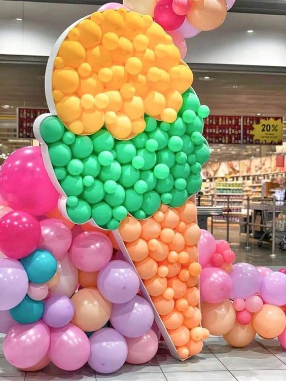 фигура мороженое из воздушных шаров, оформление шарами в стиле мороженое, яркая фигура из воздушных шаров